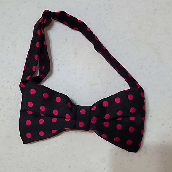 NWOT Retreez Black & Hot Pink polka-dot bowtie - Picture 1 of 3
